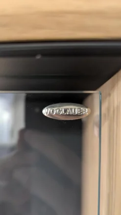 Vitrine V-Aura Eiche Geölt Akzent Lärche Schwarz mit Beleuchtung