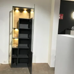 Vitrine Vino Lack Schiefergrau Grau Matt Griffe Aluminium Schiefergrau Matt Rückwand Wildeiche Hell Soft Gebürstet Und Geölt Mit LED-Beleuchtung