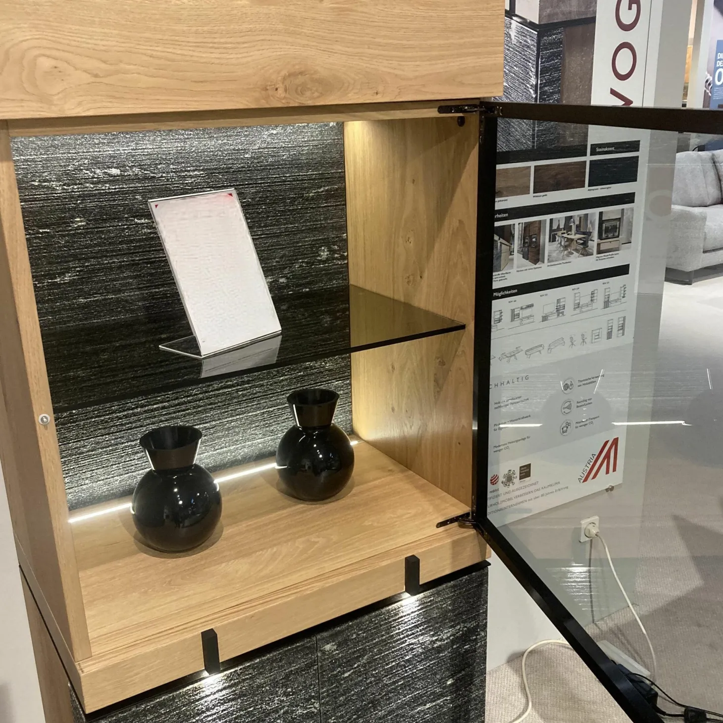 Vitrine V-Rock Alteiche Rustiko Steinakzent Mit Steinrückwand Inklusive Beleuchtung