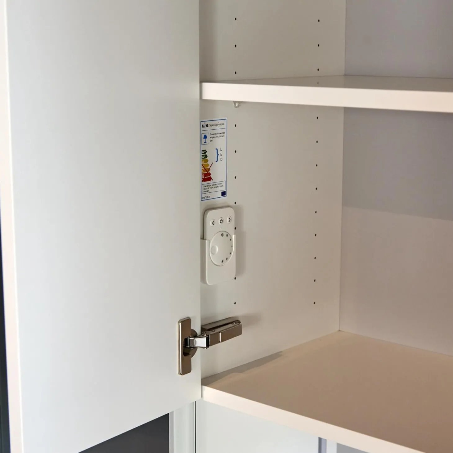 Vitrine WK 419 Intono Glattlack 420 Verkehrsweiß Inklusive LED-Band Trafo Und Funkfernbedienung