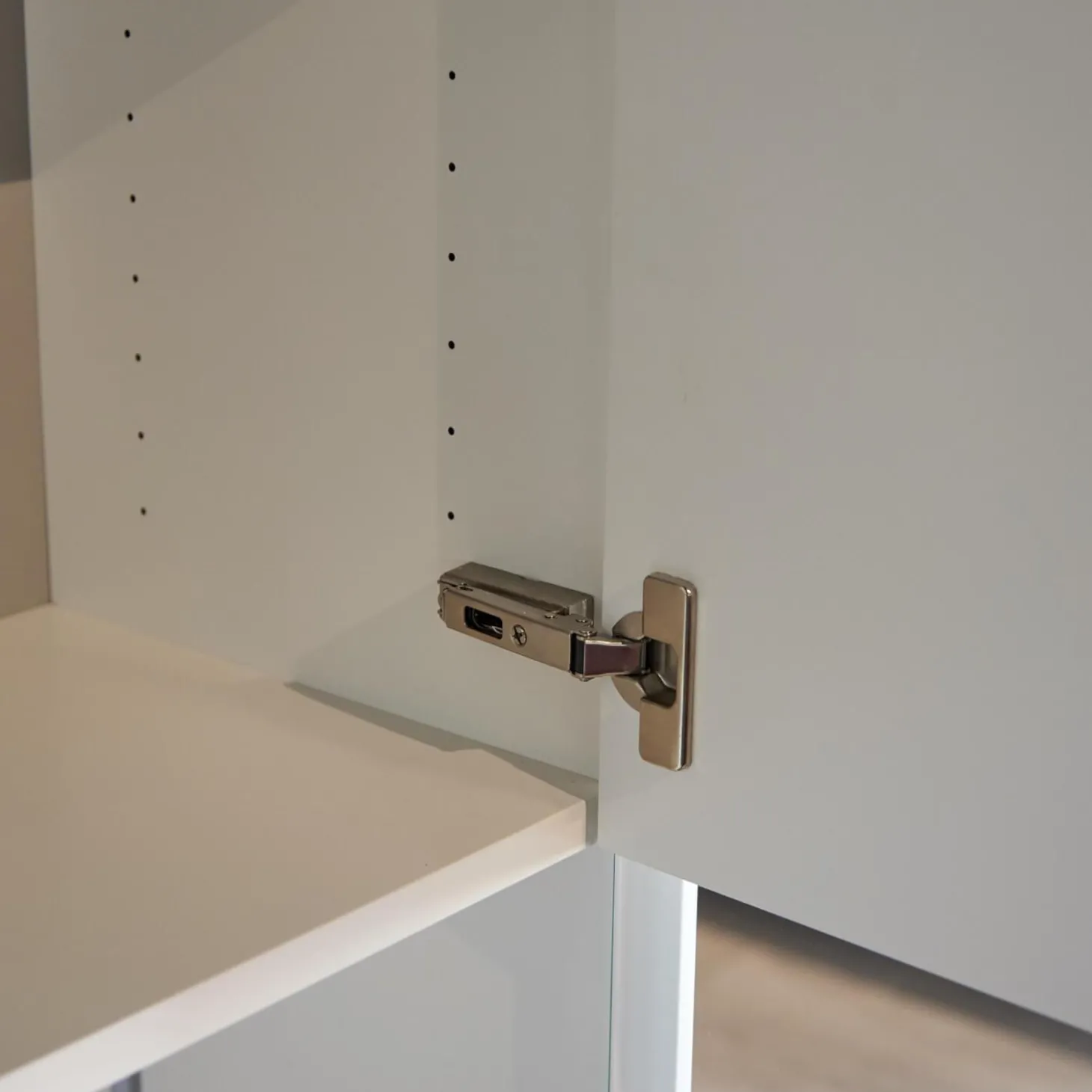 Vitrine WK 419 Intono Glattlack 420 Verkehrsweiß Inklusive LED-Band Trafo Und Funkfernbedienung