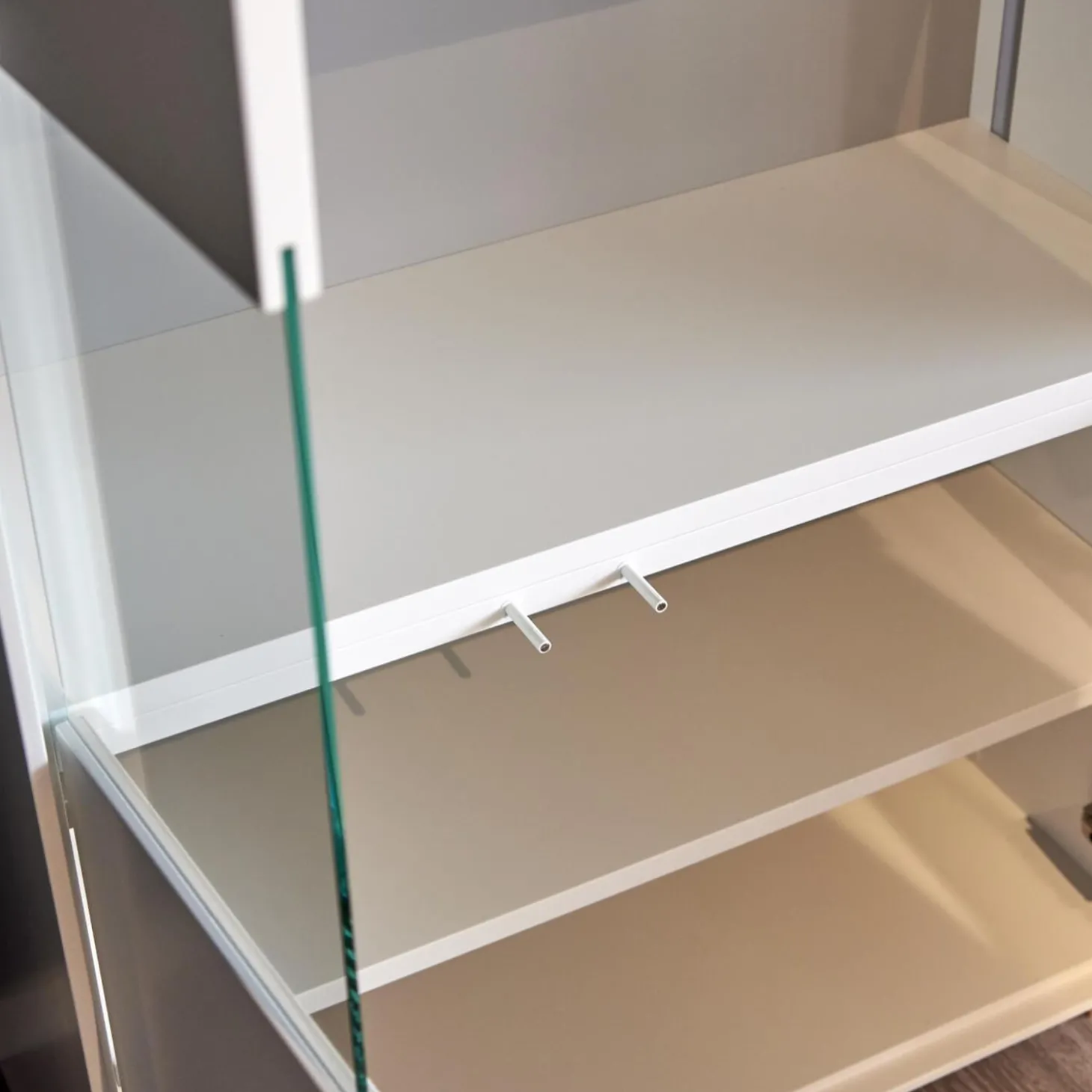 Vitrine WK 419 Intono Glattlack 420 Verkehrsweiß Inklusive LED-Band Trafo Und Funkfernbedienung