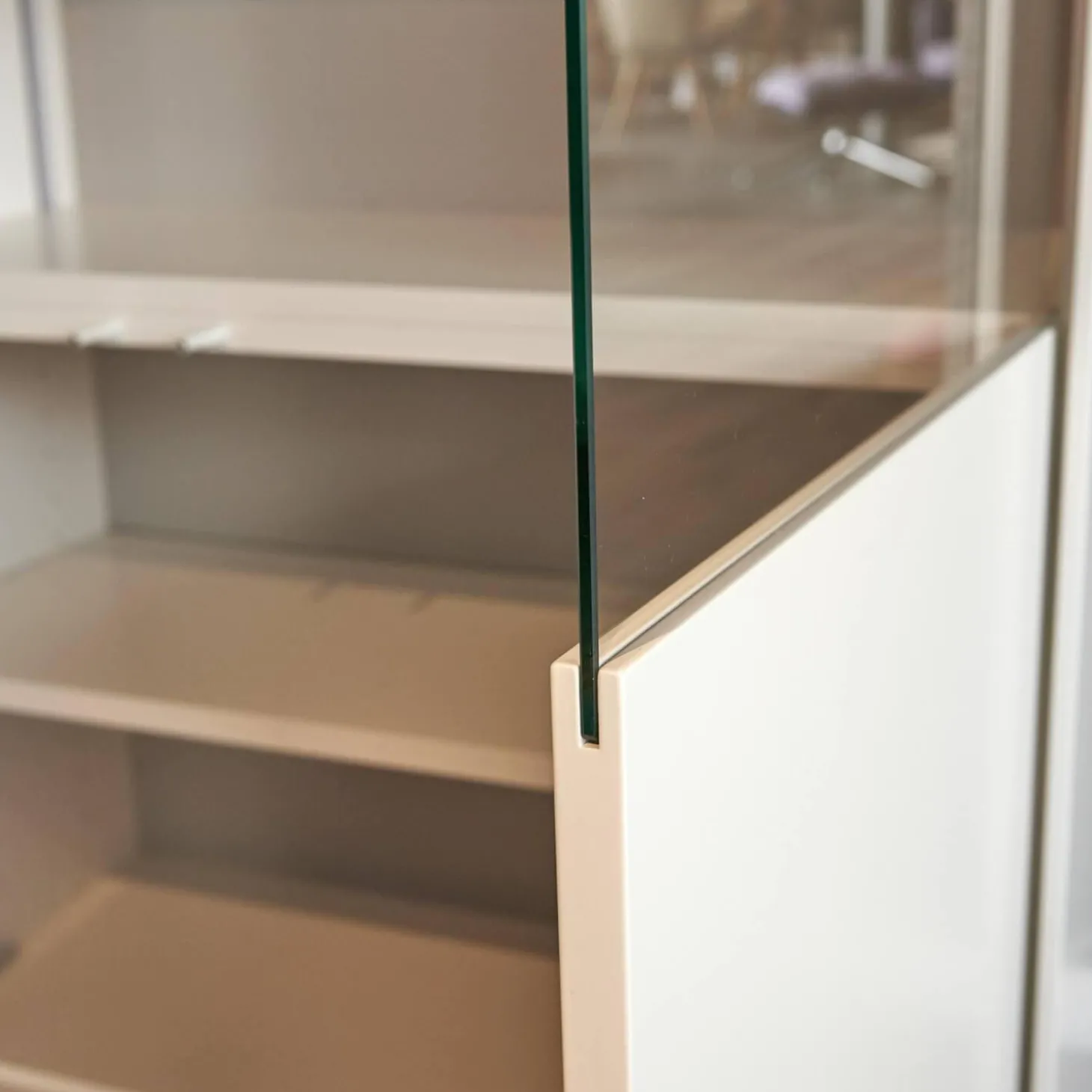 Vitrine WK 419 Intono Glattlack 420 Verkehrsweiß Inklusive LED-Band Trafo Und Funkfernbedienung