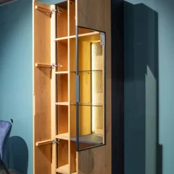 Vitrine Yoris Rechts Front Kerneiche Umato Gebürstet Korpus Eiche Anthrazit Mit Beleuchtung