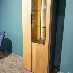 Vitrine Yoris Rechts Front Kerneiche Umato Gebürstet Korpus Eiche Anthrazit Mit Beleuchtung