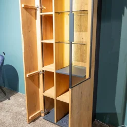 Vitrine Yoris Rechts Front Kerneiche Umato Gebürstet Korpus Eiche Anthrazit Mit Beleuchtung