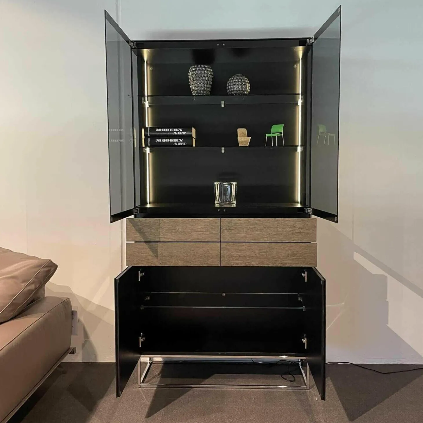 Vitrinenschrank KE Soma in Lack Schwarz Schubladen Eiche silbergrau mit Glasfach und Innenbeleuchtun