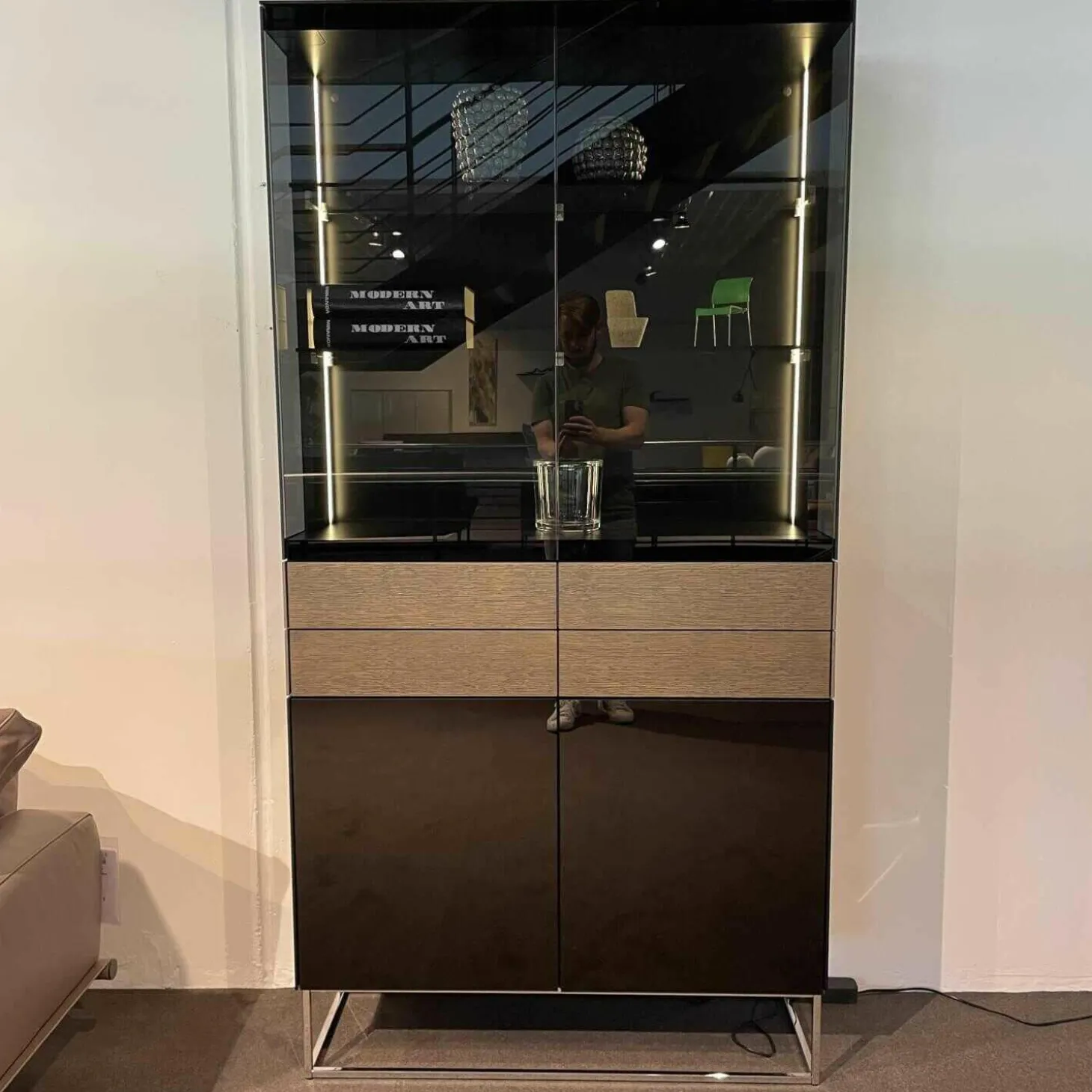 Vitrinenschrank KE Soma in Lack Schwarz Schubladen Eiche silbergrau mit Glasfach und Innenbeleuchtun