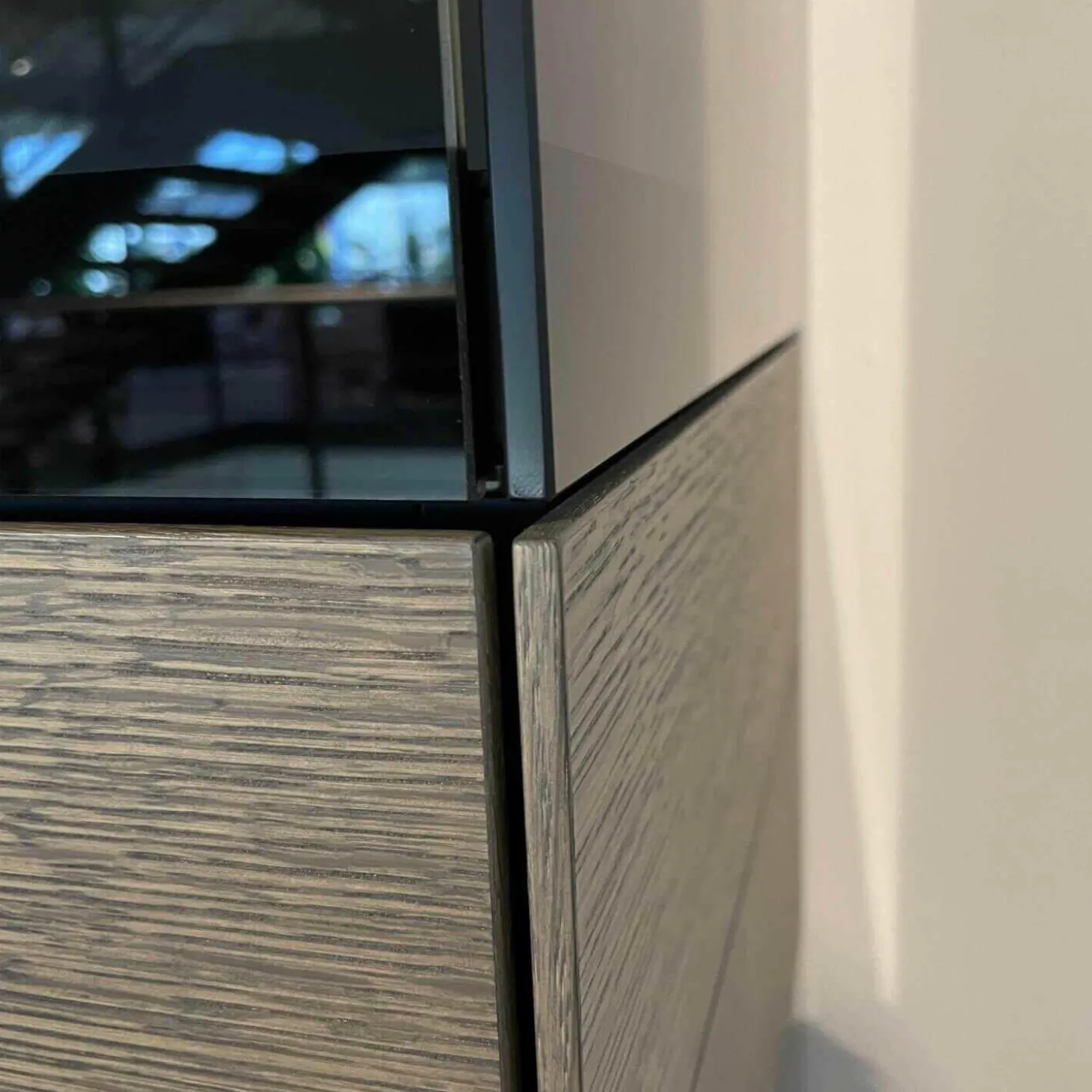 Vitrinenschrank KE Soma in Lack Schwarz Schubladen Eiche silbergrau mit Glasfach und Innenbeleuchtun