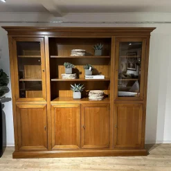 Vitrinie Kings College Vollholz Nussbaum Z 48 Kornfarbig Gewischt Beschläge Florence Bronziert