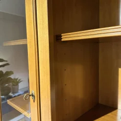 Vitrinie Kings College Vollholz Nussbaum Z 48 Kornfarbig Gewischt Beschläge Florence Bronziert