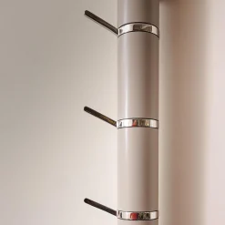 Wandgarderobe Tube Akzente Leder Taupe 07 Braun Gestell Edelstahl Poliert