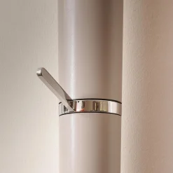 Wandgarderobe Tube Akzente Leder Taupe 07 Braun Gestell Edelstahl Poliert