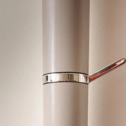 Wandgarderobe Tube Akzente Leder Taupe 07 Braun Gestell Edelstahl Poliert