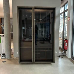 Weinkofferschrank Cambusa Nussbaum Massiv Front Rauchglas Rahmen Eisen Mit LED Beleuchtung
