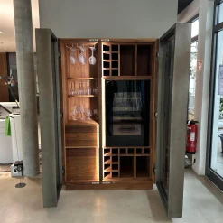 Weinkofferschrank Cambusa Nussbaum Massiv Front Rauchglas Rahmen Eisen Mit LED Beleuchtung
