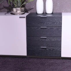 Wohnkombination 4450 Vorschlag 8185 Lack Platingrau Griffe Titangrau Regalböden Eiche Schwarz Echtholzfurniert