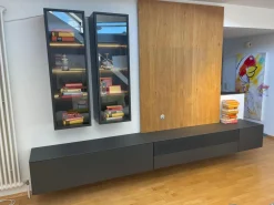 Wohnkombination Cubo Lack Quarz Schwarz Paneel Eiche Astig Wandschrank Aluminium Glastür Schwarz Mit Beleuchtung