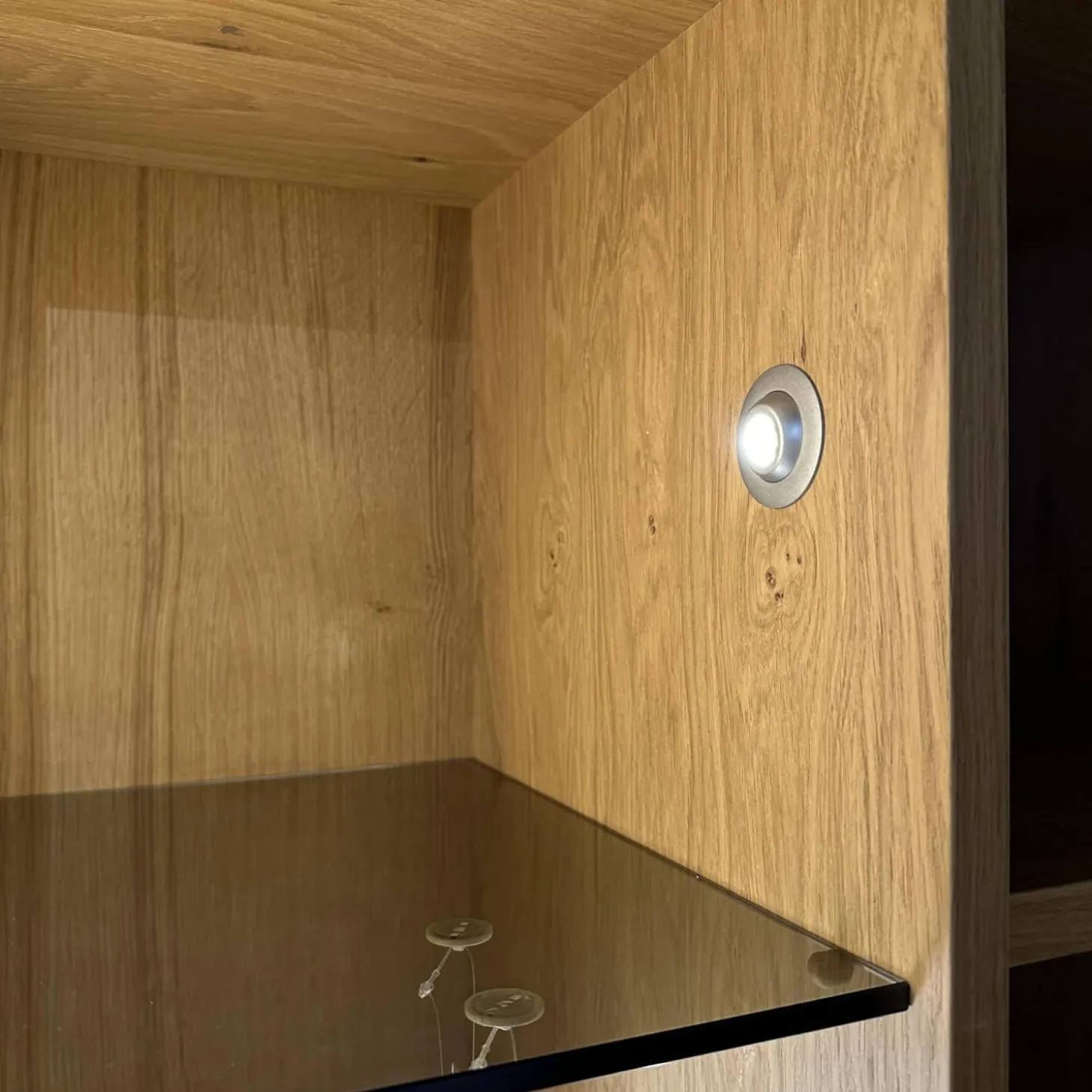 Wohnkombination Vmontanara Wildeiche Geölt Akzent Glas Optiwhite Weiß Mit Beleuchtung