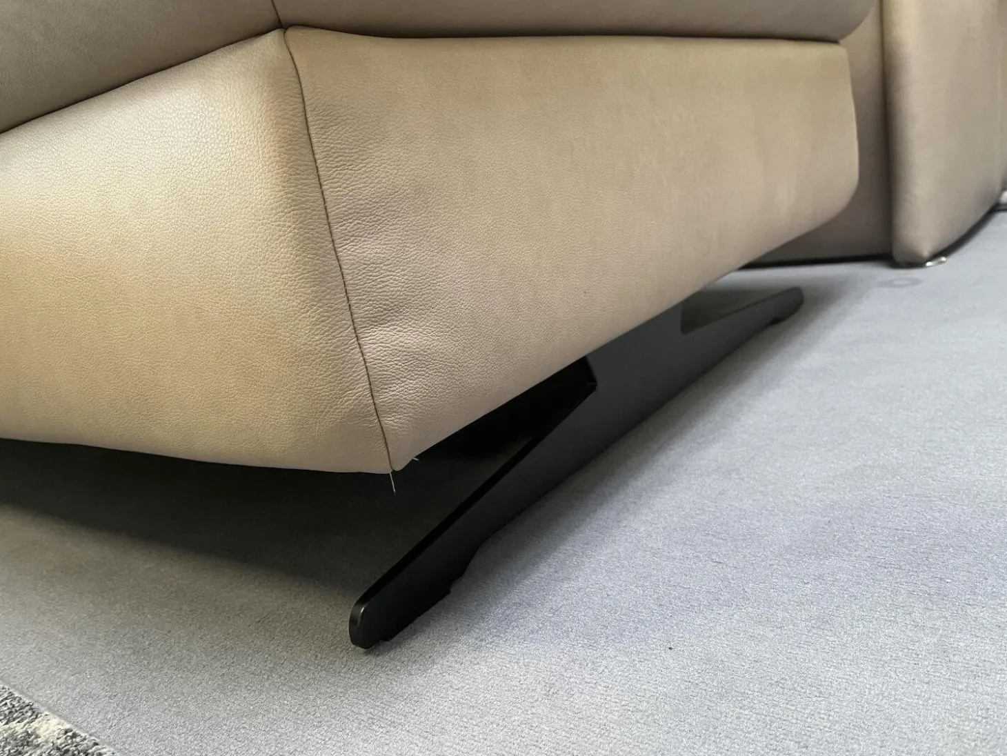 Wohnlandschaft Amalfi Leder Evita Ecru Beige Grau Füße Metallkufe Schwarz Lackiert Mit Elektrische Relaxverstellung