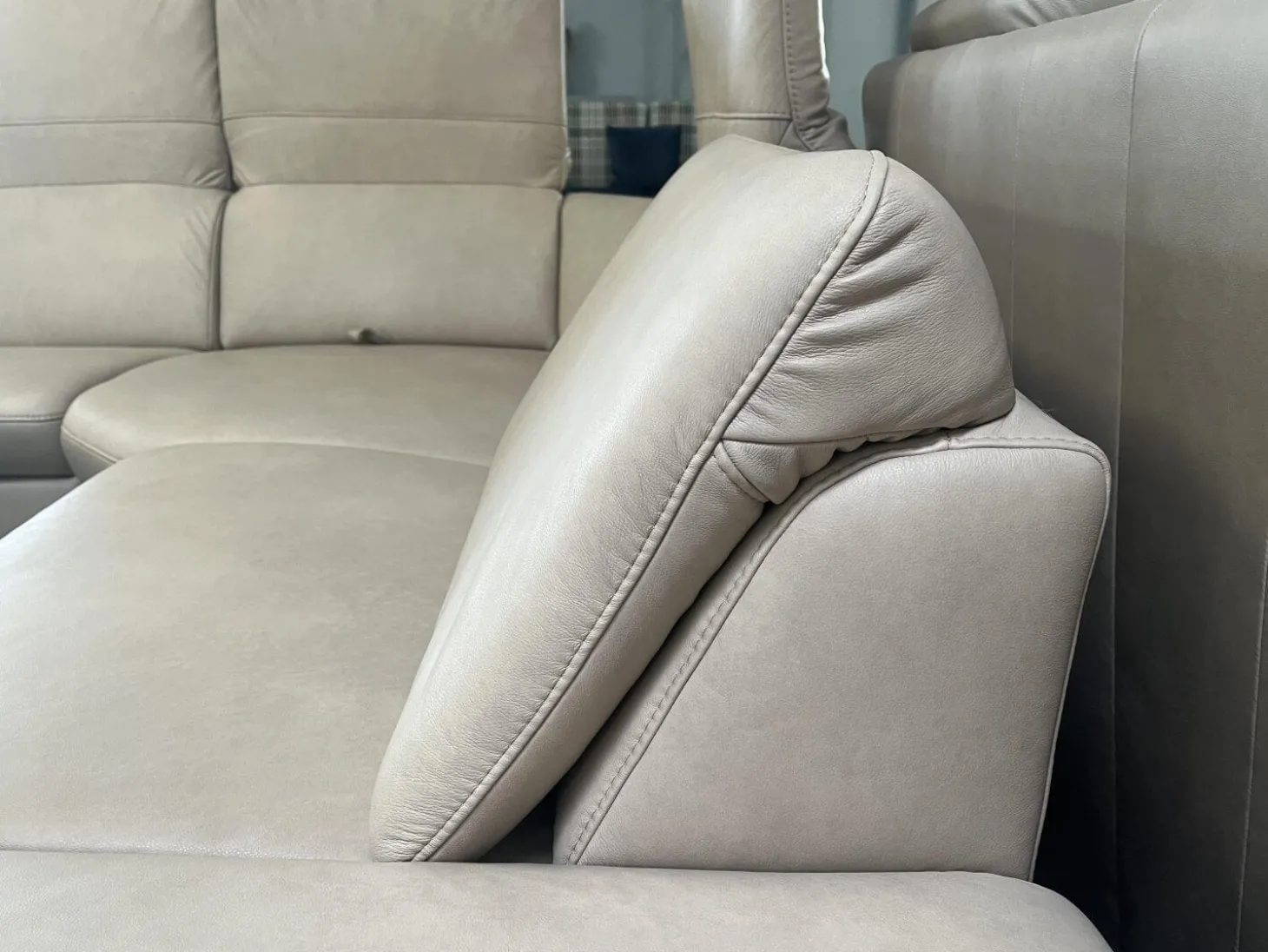 Wohnlandschaft Amalfi Leder Evita Ecru Beige Grau Füße Metallkufe Schwarz Lackiert Mit Elektrische Relaxverstellung