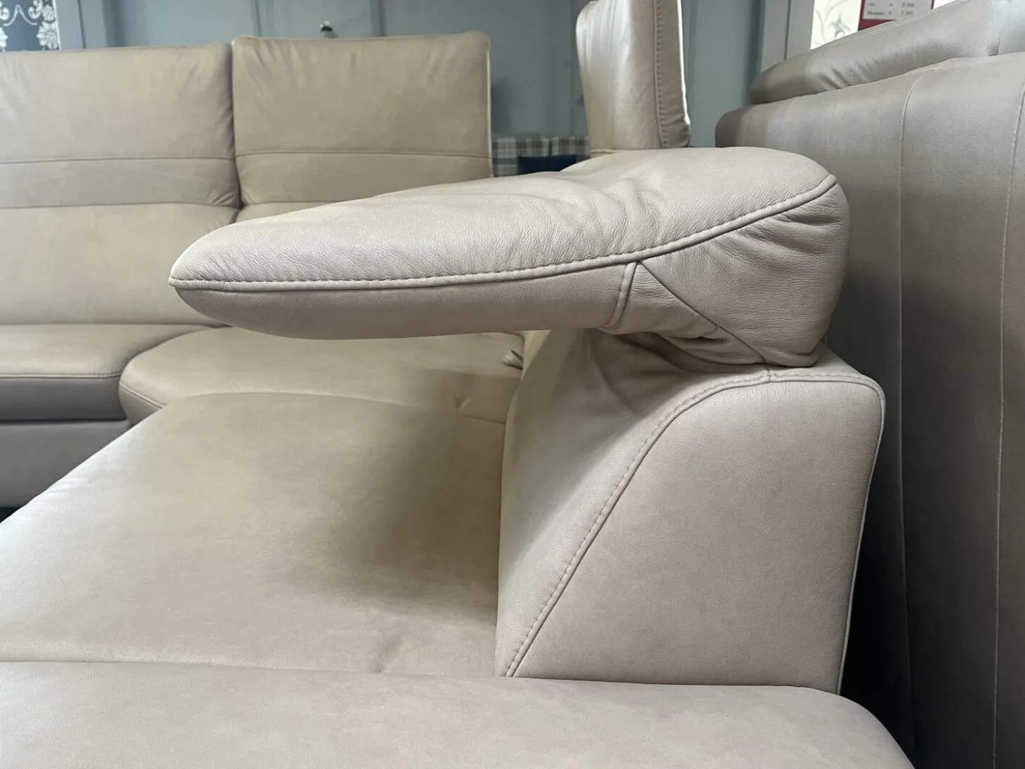 Wohnlandschaft Amalfi Leder Evita Ecru Beige Grau Füße Metallkufe Schwarz Lackiert Mit Elektrische Relaxverstellung