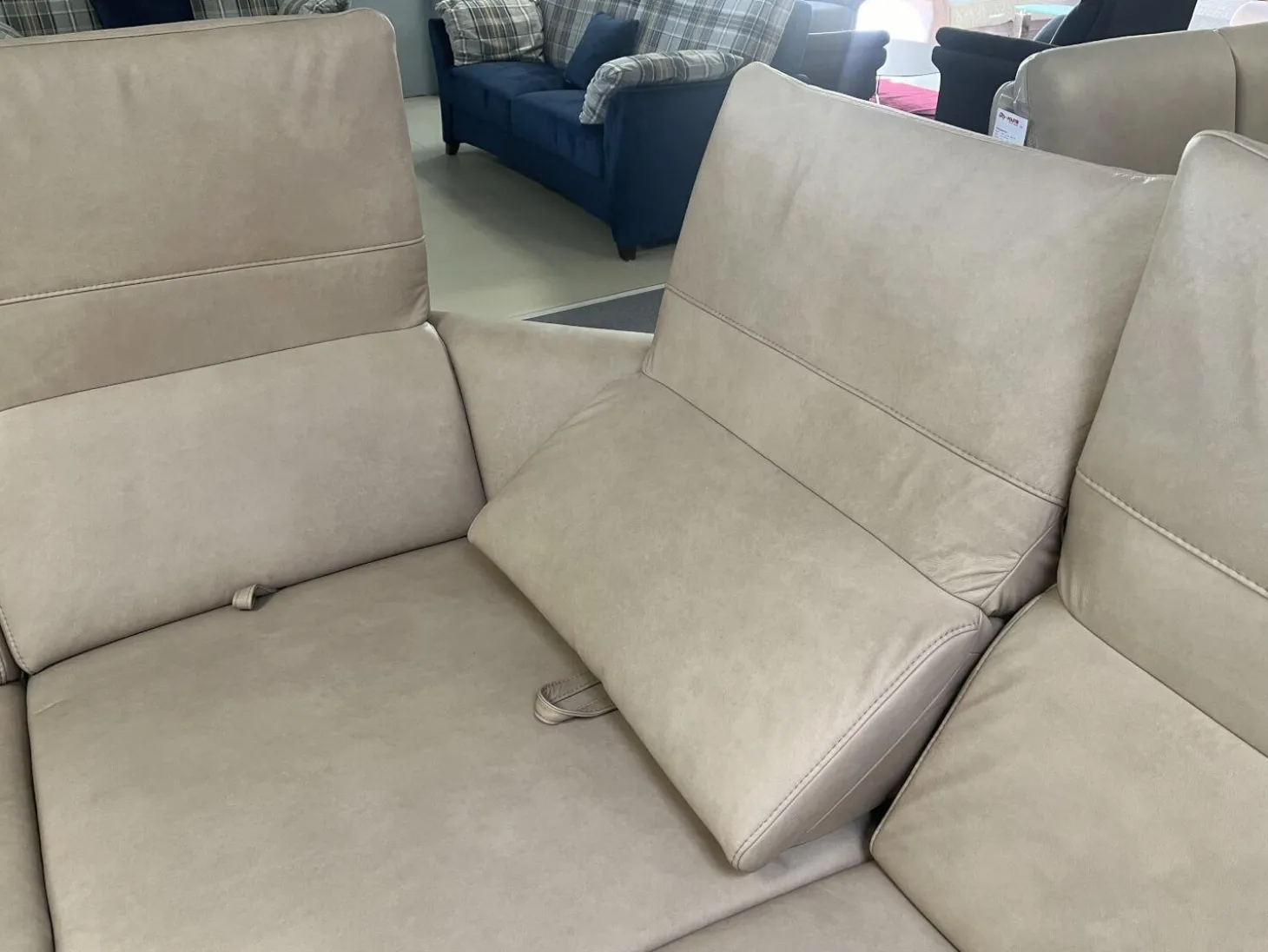 Wohnlandschaft Amalfi Leder Evita Ecru Beige Grau Füße Metallkufe Schwarz Lackiert Mit Elektrische Relaxverstellung