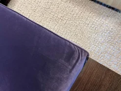 Wohnlandschaft Cube Lounge Stoff City Velvet Violett Füße Massivholz Schwarz Lackiert Mit Kopfstütze Und Kissen Inklusive Ablage
