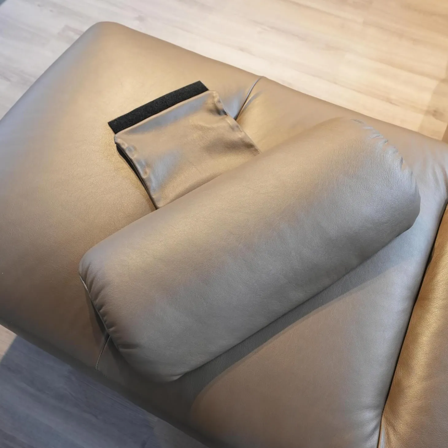 Wohnlandschaft E40 Leder Paloma Khaki Grau Grün Füße Metall Inklusive Nacken Und Lendenkissen Set