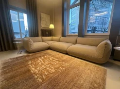 Wohnlandschaft Jalis Stoff 8208 Sand Nahtband 5091 Mittelgrau 339 x 226