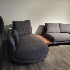 Wohnlandschaft Kumo Stoff 17 705 Stahlblau Grau Fuß Aluminium Glatt RAL 9017 Verkehrsschwarz Mit Ablage Nussbaum Und Kissen