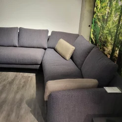 Wohnlandschaft Kumo Stoff 17 705 Stahlblau Grau Fuß Aluminium Glatt RAL 9017 Verkehrsschwarz Mit Ablage Nussbaum Und Kissen