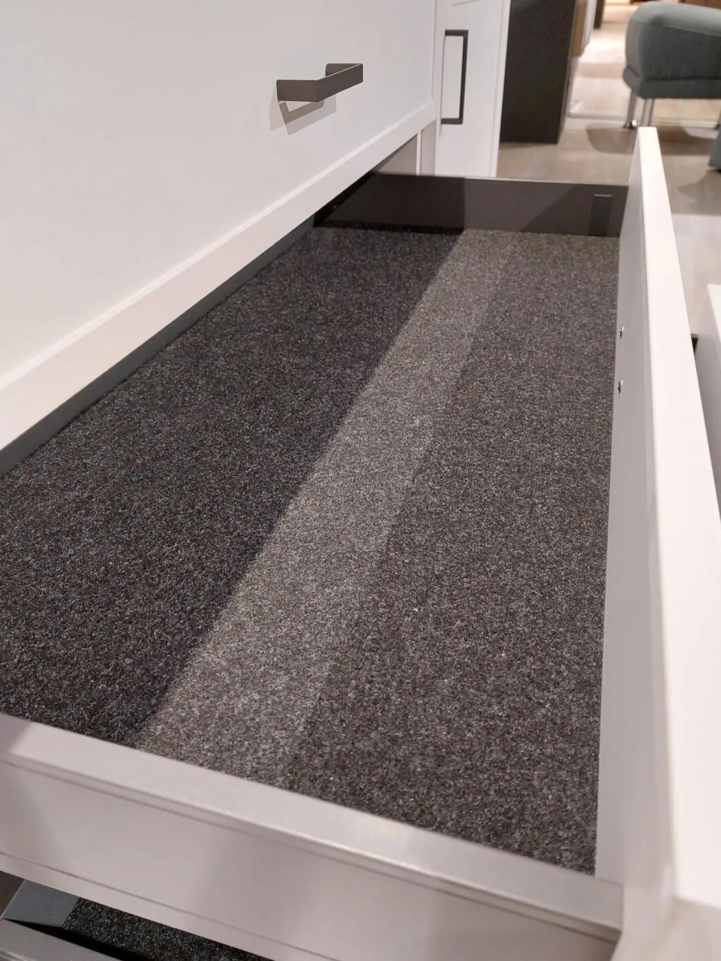 Wohnwand Caseda Lack Weiß Absetzung Wildeiche Furniert Griff Schwarz