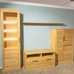 Wohnwand Casera 16 Rustikale Asteiche Hartwachsöl Bianco Geschliffen Klarglas Metallgriff Nickelfarbig Gebürstet Inklusive LED Beleuchtung