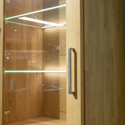 Wohnwand Casera 16 Rustikale Asteiche Hartwachsöl Bianco Geschliffen Klarglas Metallgriff Nickelfarbig Gebürstet Inklusive LED Beleuchtung