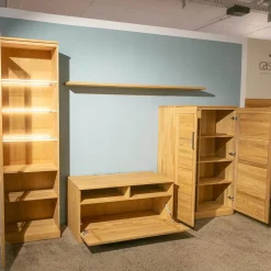 Wohnwand Casera 16 Rustikale Asteiche Hartwachsöl Bianco Geschliffen Klarglas Metallgriff Nickelfarbig Gebürstet Inklusive LED Beleuchtung