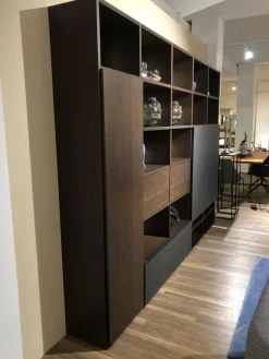 Wohnwand Fokus Wildeiche Coffe Dunkelbraun Glas Cosmos Schwarz Gefrostet Ohne Dekoration