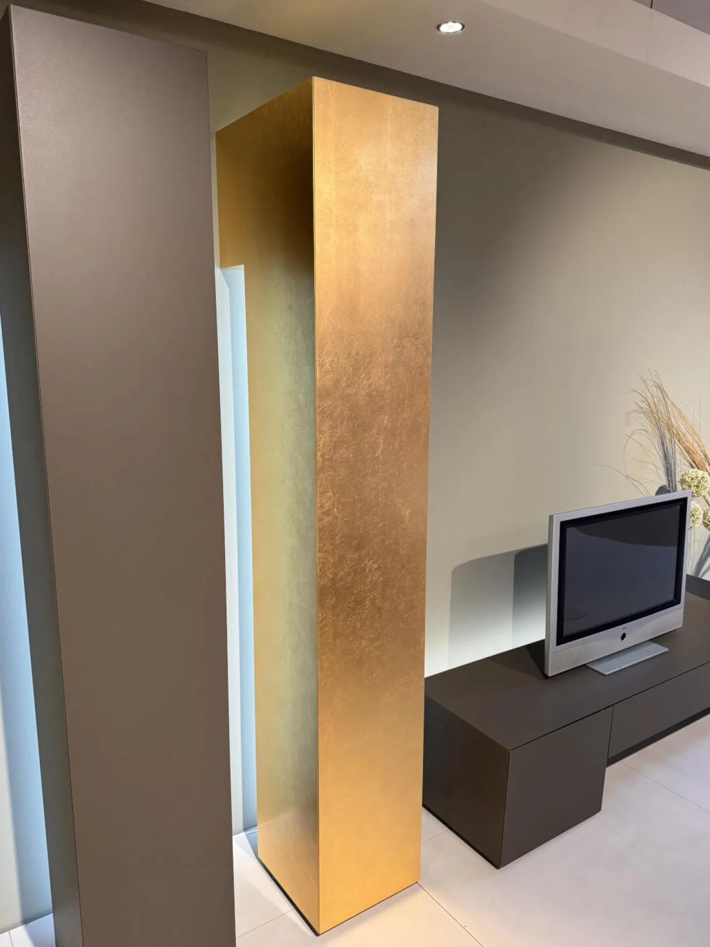 Wohnwand Inpiedi Lack Interno Metall Gold Lack Coffee Braun Inklusive LED Beleuchtung