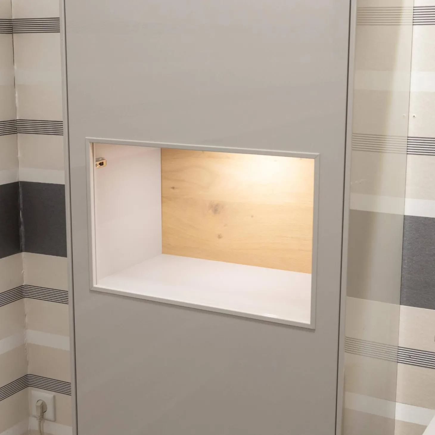 Wohnwand Kara Frame 73029 Lack 2 Grau Absetzung Asteiche Inklusive LED Strahler