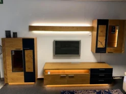 Wohnwand Kitzalm Solid Plus K050 Kernasteiche Natur Furniert Gebürstet Akzentglas Schiefer Grau Inklusive Beleuchtung