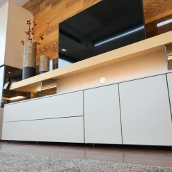 Wohnwand Minos Lack Kristallgrau Matt Absetzung Balkeneiche Mit Glaseinsatz Und LED Beleuchtung Ohne Dekoration