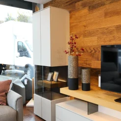 Wohnwand Minos Lack Kristallgrau Matt Absetzung Balkeneiche Mit Glaseinsatz Und LED Beleuchtung Ohne Dekoration