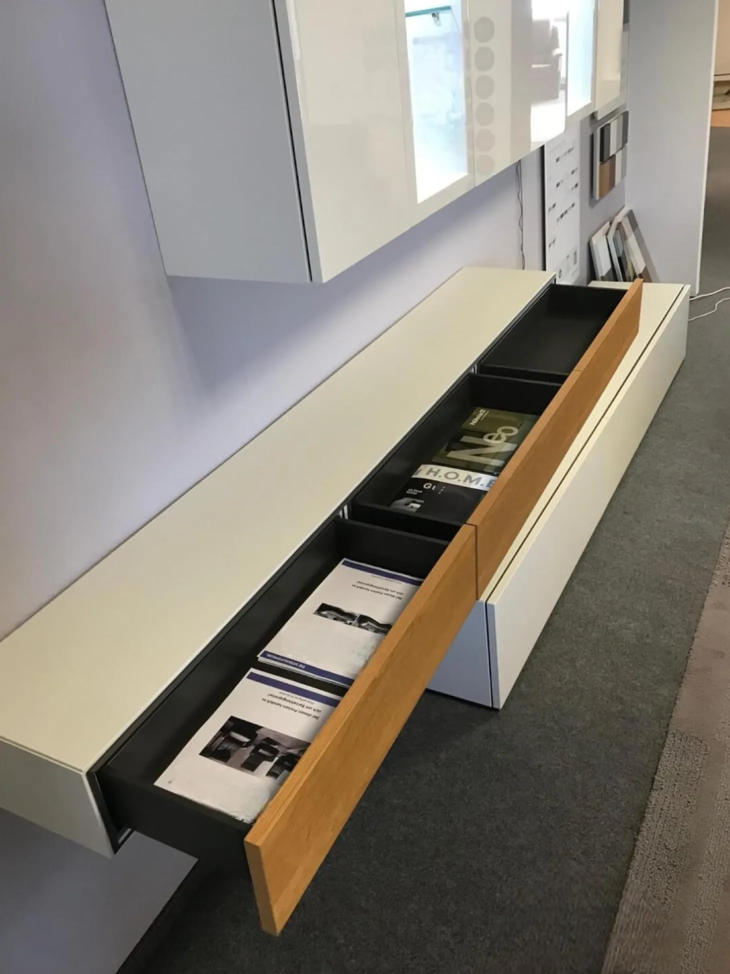 Wohnwand Neo Lack Weiß Front Hochglanzweiß Und Natureiche Grifflos Push To Open Beschlag Mit Beleuchtung