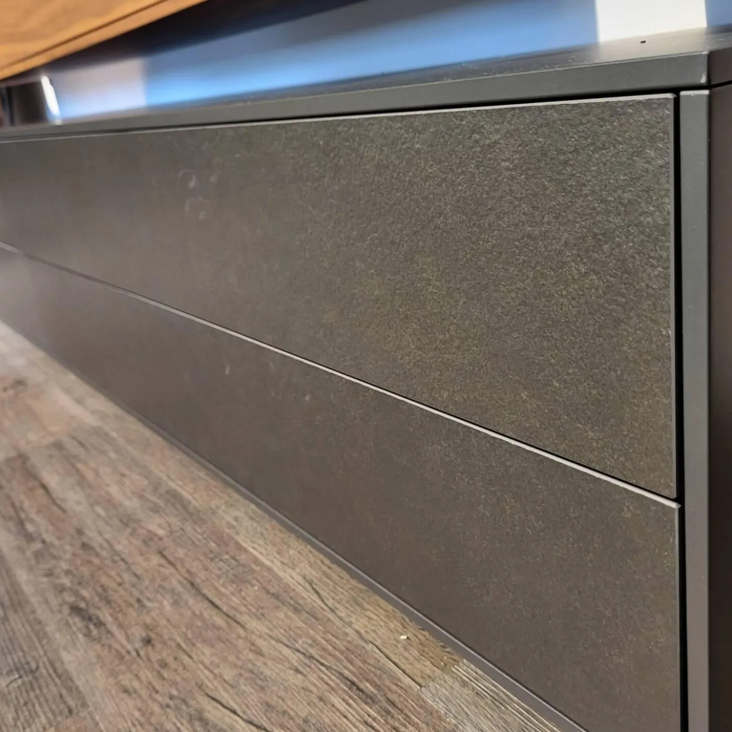 Wohnwand pl.Cera Lack Seidenmatt Anthrazit Absetzung Nussbaum Natur Geplankt Fronten Keramik Nero Zimbabwe