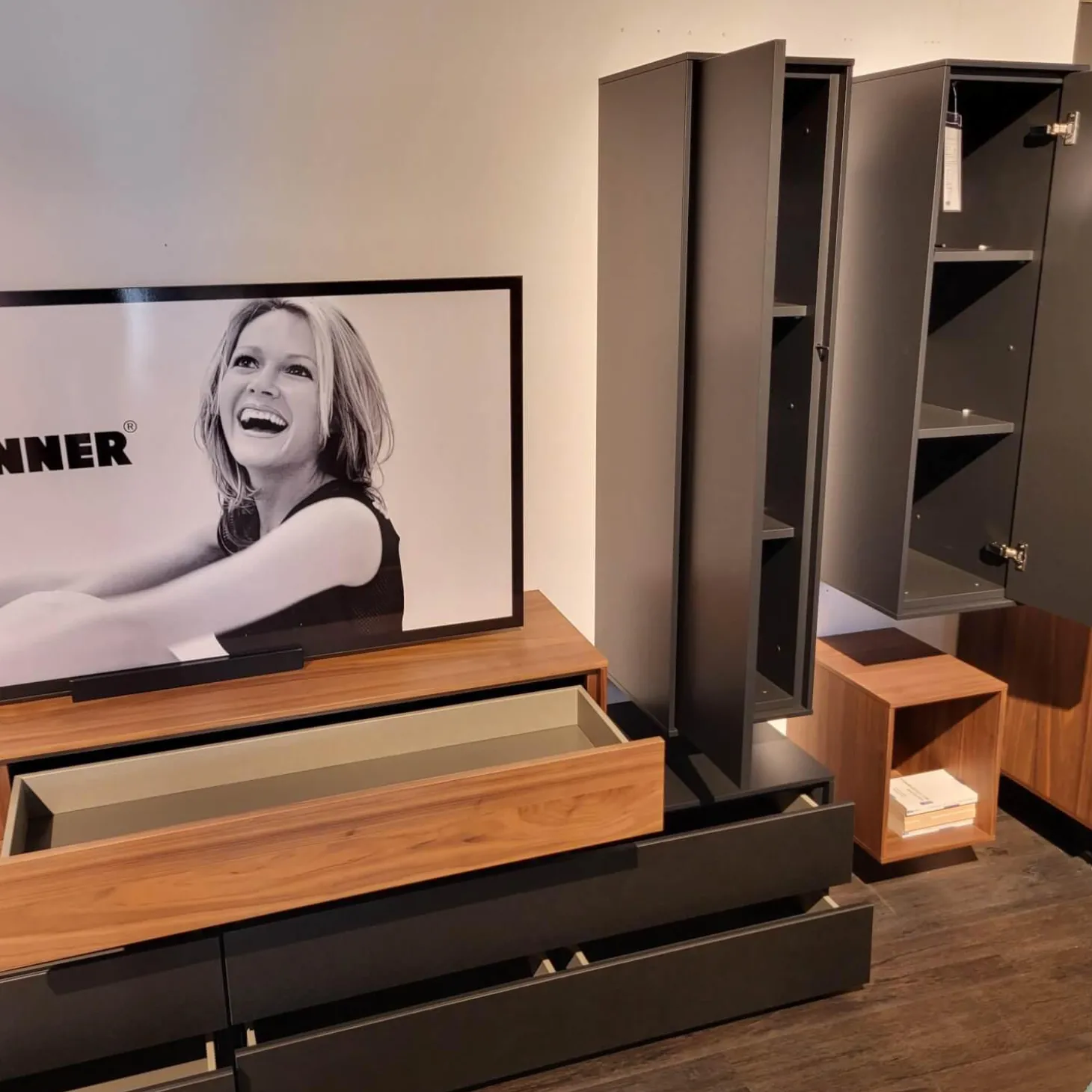 Wohnwand pl.Cera Lack Seidenmatt Anthrazit Absetzung Nussbaum Natur Geplankt Fronten Keramik Nero Zimbabwe