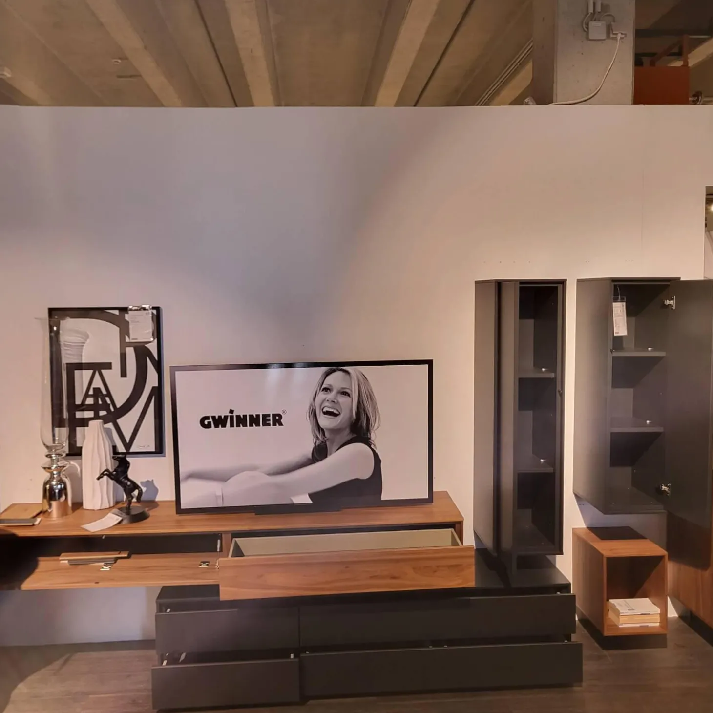 Wohnwand pl.Cera Lack Seidenmatt Anthrazit Absetzung Nussbaum Natur Geplankt Fronten Keramik Nero Zimbabwe