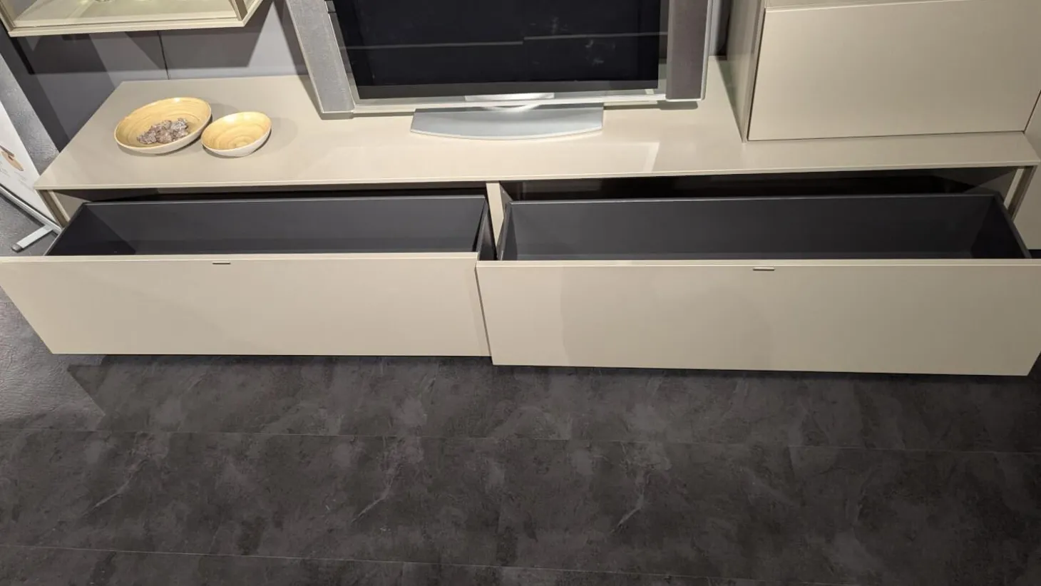 Wohnwand Sentino Lack Sand Matt Grau Absetzung Spaltholz Nussbaum Geölt Mit Beleuchtung Und Fernbedinung