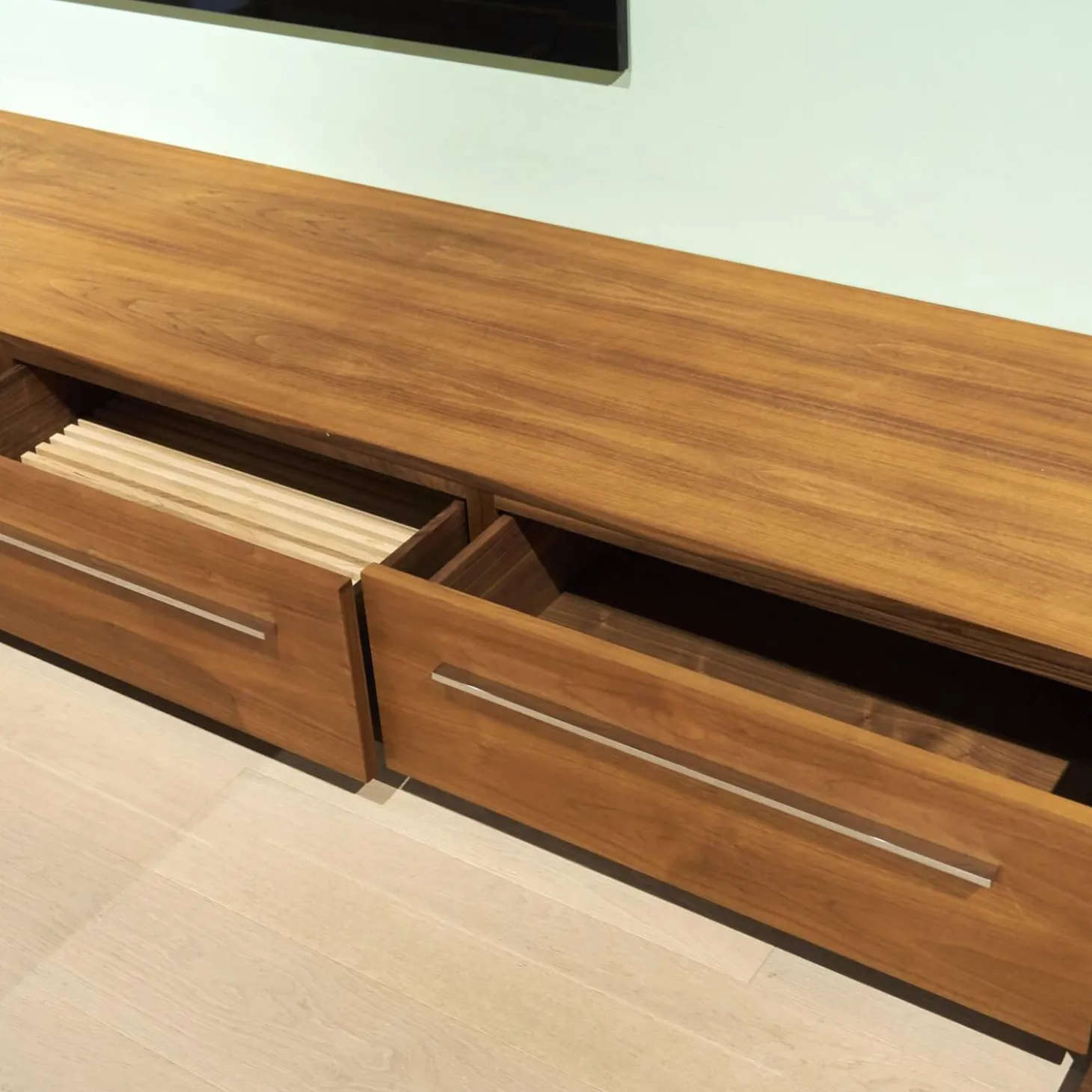 Wohnwand Sipario Nussbaum Geölt mit Kabeldurchlass