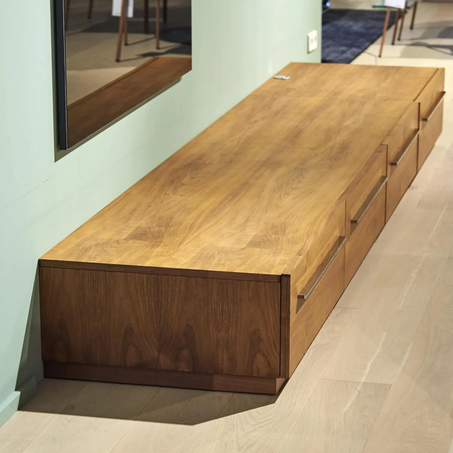 Wohnwand Sipario Nussbaum Geölt mit Kabeldurchlass