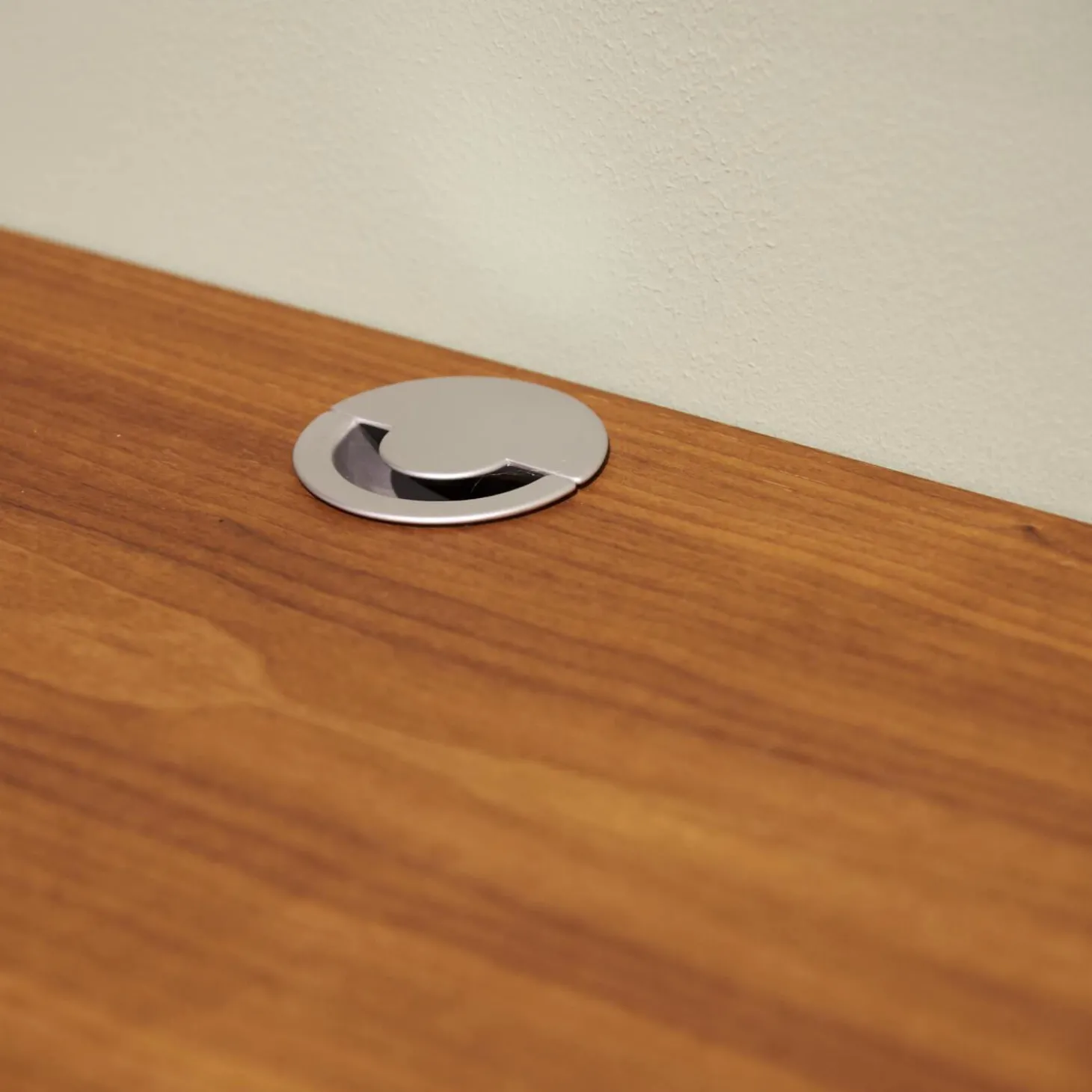 Wohnwand Sipario Nussbaum Geölt mit Kabeldurchlass